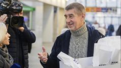 Polovinu ohlášených výdajů na kampaň na svém volebním účtu zatím vykazuje ANO. Na snímku šéf hnutí Andrej Babiš během předvolební kampaně