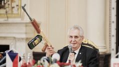 Miloš Zeman s ‚kalašnikovem na novináře‘ (říjen 2017)