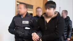 Husajn K. (druhý zprava) přichází v doprovodu eskorty do soudní síně ve Freiburgu (22. března 2018).