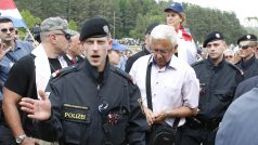 Anđelko Bosančić (v bílé košili a brýlích) během zadržení rakouskými policisty.