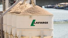 Francouzskou cementárnu Lafarge viní ze spolupráce s organizací Islámský stát.