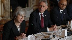 Britská premiérka Theresa Mayová a ministr financí Philip Hammond (ilustrační foto)