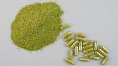 Kratom ve formě prášku a kapslí