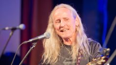 Ve věku 68 let zemřel frontman pražské kapely Bluesberry, bluesový zpěvák, harmonikář, kytarista a skladatel Petar Introvič.