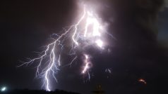 Temná sopečná mračna při nedělní erupci vulkánu Taal na Filipínách protknuly mohutné blesky. Objevily se i nad městem Tagaytay.