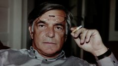 Jiří Bartoška charakteristicky s brýlemi a cigaretou zhruba kolem roku 1995