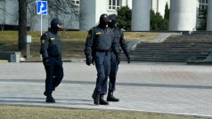 Běloruští policisté během opozičního shromáždění proti výsledkům prezidentských voleb.