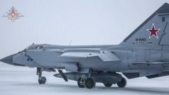 Ruská stíhačka MiG-31 údajně nese hypersonickou střelu Kinžal. Fotografie z videa ruského ministerstva obrany z 19. února 2022