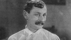 Vlasta Burian ve filmové roli Anton Špelec, ostrostřelec (foto z roku 1932)
