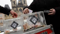 Sbírka Člověka v tísni na pražském Staroměstském náměstí (archivní snímek)