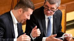 Andrej Babiš (vpravo) a Tomio Okamura na schůzi Sněmovny 19. prosince 2018