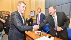 Premiér Andrej Babiš (vlevo) se zdraví s ministrem zemědělství Jiřím Milkem před první schůzí vlády 13. prosince 2017 v Praze.