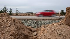 Před Jaroměří na Náchodsku pokračovala 9. března 2020 oprava hlavní silnice I/33. Na silnici ve směru od Hradce Králové i od Náchoda se kvůli tomu tvořily dlouhé kolony. V opravovaném úseku řidiči projíždějí kyvadlově