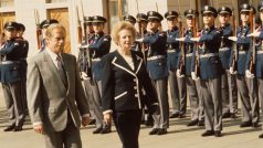 Britskou premiérku Margaret Thatcherovou poprvé v Praze v roce 1990 přivítal prezident Václav Havel