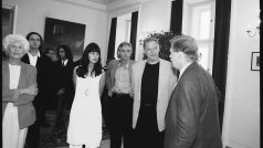 Olga Havlová, Rick Wright, David Gilmour a Václav Havel na Pražském hradě