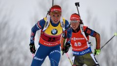 Gabriela Soukalová a za ní Laura Dahlmeierová na závodě Světového poháru v roce 2016