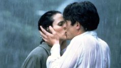 Andie MacDowell a Hugh Grant ve snímku Čtyři svatby a jeden pohřeb