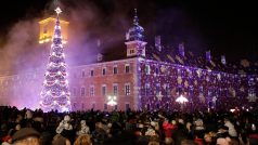 Lidé slaví Vánoce v ulicích polské Varšavy. Nově by mohl být Štědrý den zároveň státním svátkem