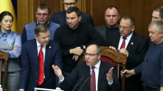 Bývalý předseda ukrajinského parlamentu z let 2016 až 2019 Andrij Parubij (uprostřed)