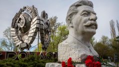 Busta sovětského vůdce Josifa Stalina v Moskvě, na pozadí kovového znaku SSSR s nápisem „Sovětský svaz“.