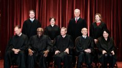 Soudci Nejvyššího soudu USA. Horní řada zleva: Brett Kavanaugh, Elena Kaganová, Neil Gorsuch, Amy Coneyová Barrettová. Dolní řada zleva: Samuel Alito, Clarence Thomas, John G. Roberts, Stephen Breyer (aktuálně již nahrazen Ketanji Brown Jacksonovou) a Sonia Sotomayorová