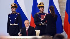 Vladimir Putin při ceremoniálním podepisování dokumentů o připojení ukrajinského území k Rusku