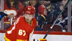 Radim Zohorna (vpravo) v dresu Calgary Flames