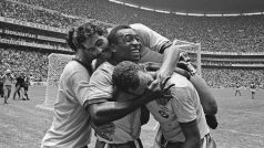 Pelé v obležení spoluhráču z brazilské reprezentace