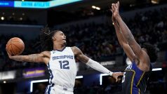 Ja Morant smečuje přes Jalena Smithe v utkání Memphisu proti Indianě