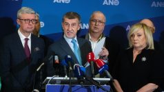 Tisková konference po předsednictvu ANO. V první řadě zleva Karel Havlíček, Andrej Babiš a Alena Schillerová