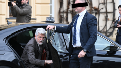 Prezident Petr Pavel vystupuje z limuzíny.