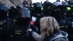 Po ukončení demonstrace Česko proti bídě, kterou svolala strana Právo Respekt Odbornost (PRO) na Václavském náměstí, se stovky demonstrantů přesunuly před Národní muzeum