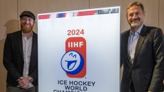 Jakub Voráček a Petr Bříza představují oficiální logo mistrovství světa v hokeji, které v roce 2024 proběhne v Česku