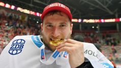 Brankář Třince Ondřej Kacetl s medailí pro mistra extraligy