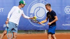 Tomáš Berdych vypomáhá Jiřímu Lehečkovi v tréninku