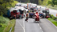 Nehoda autobusu a kamionu na slovenské dálnici D2