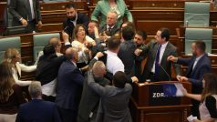 Zákonodárce Mergim Lushtaku z Demokratické strany Kosova přistoupil ke Kurtimu během jeho projevu a chrstl na premiéra vodu