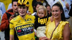 Jonas Vingegaard po triumfu na Tour de France v roce 2023 se svojí dcerou Fridou a manželkou Trine Hansen