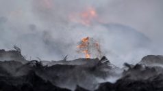 Požár skládky pneumatik ve firmě na jejich recyklaci v Borovanech