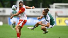 Souboj fotbalisty Slavie Václava Jurečky (vlevo) a jabloneckého Filipa Součka v zápase 6. kola Fortuna ligy