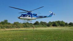 Startující vrtulník Bell 412 Letecké služby Policie České republiky při společném cvičení s lezeckou skupinou hasičů v Brně