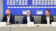 Předsezonní konference hokejistů Plzně. Zleva spolumajitel Jan Šmucler, generální manažer Martin Straka a trenér Petr Kořínek