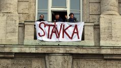 Učitelé a nepedagogičtí pracovníci se v pondělí zapojí do stávky, důvodem není finanční ohodnocení pedagogů. Archivní snímek