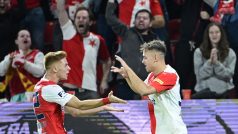 Andres Dumitrescu a Matěj Jurásek slaví gól proti Slovácku