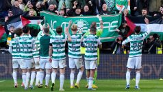 Fotbalisté skotského Celticu oslavují před svými fanoušky