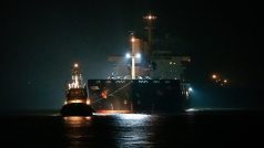 Nákladní loď Polesie po srážce, která je vedená dvěma remorkéry v ústí Labe do Cuxhavenu
