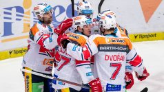 Hokejisté Pardubic slaví gól do sítě Třince ve 25. kole extraligy