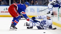 Jacob Trouba z New York Rangers a David Kämpf z Toronto Maple Leafs