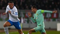 Fotbalista pražské Slavie Jan Bořil v souboji s ostravským Ladislavem Almásim