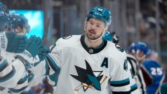 Hokejista Tomáš Hertl slaví gól do sítě Colorada